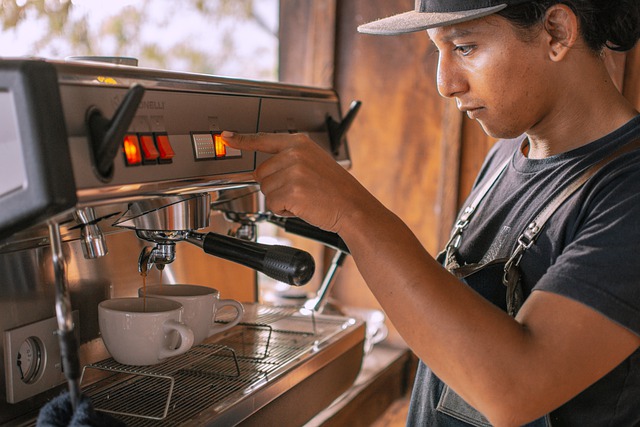 Het maken van de perfecte koffie: barista's vs koffiezetapparaten